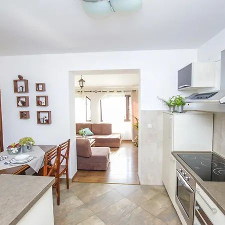 Giuli Apartament *